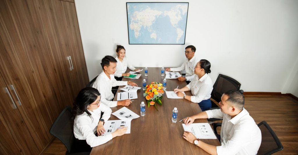 Nhóm chuyên gia trao đổi hồ sơ trong cuộc họp tại văn phòng.