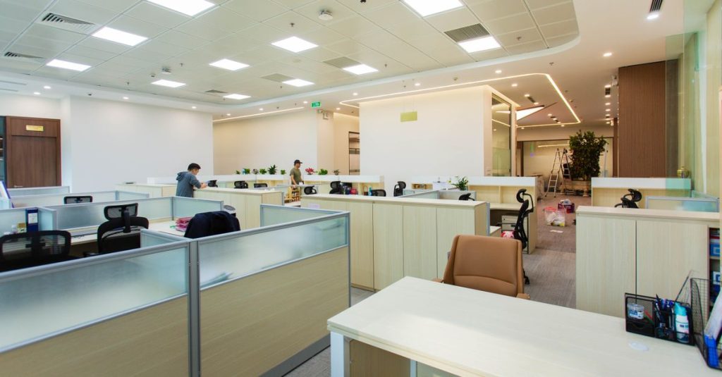 Không gian văn phòng hiện đại với khu vực làm việc mở