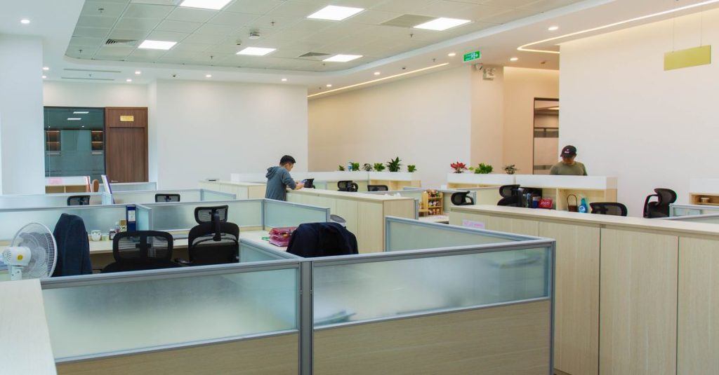 Không gian văn phòng hiện đại với bàn làm việc và ánh sáng tự nhiên.
