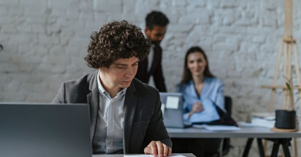 Nhân sự văn phòng cùng xem xét tài liệu trong môi trường làm việc chuyên nghiệp.
