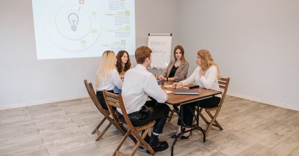 Nhóm chuyên gia trao đổi trong phòng họp chuyên nghiệp có màn hình trình bày.