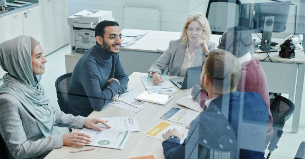 Nhóm chuyên gia trao đổi trong cuộc họp tại văn phòng hiện đại