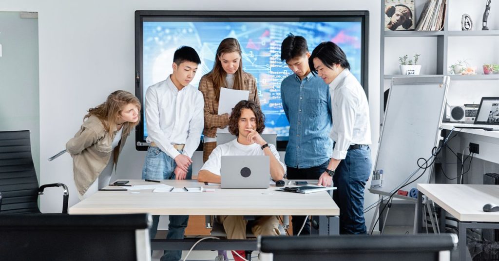 Nhóm làm việc trong môi trường văn phòng hiện đại, phù hợp minh họa hoạt động phối hợp rà soát tài liệu.
